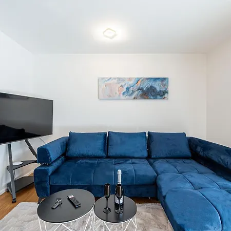 Lit Living: Luxus - Box Spring - Parking - Terrace Apartment